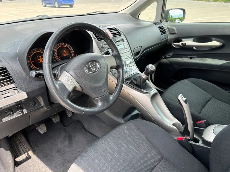 Toyota Auris 1.6 VVTI, снимка 11 - Автомобили и джипове - 47186133