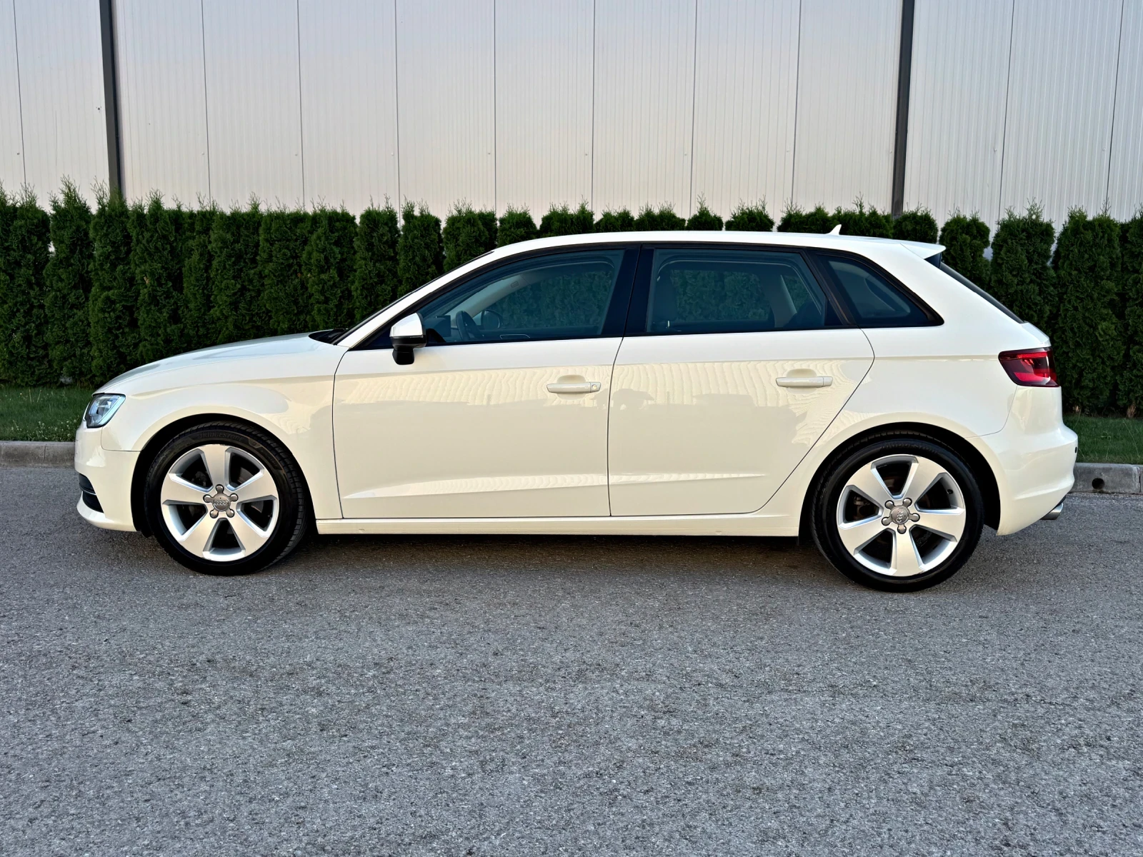 Audi A3 2.0TDI Нави* LED* ШВЕЙЦАРИЯ!!!, снимка 4 - Автомобили и джипове - 55619218