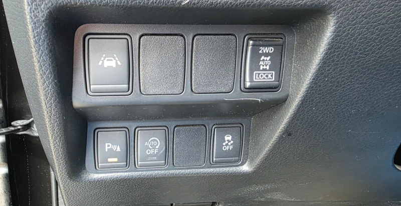 Nissan Qashqai 1.6 Dci/Tekna/4?4/Panorama/360 Camera, снимка 11 - Автомобили и джипове - 52864598