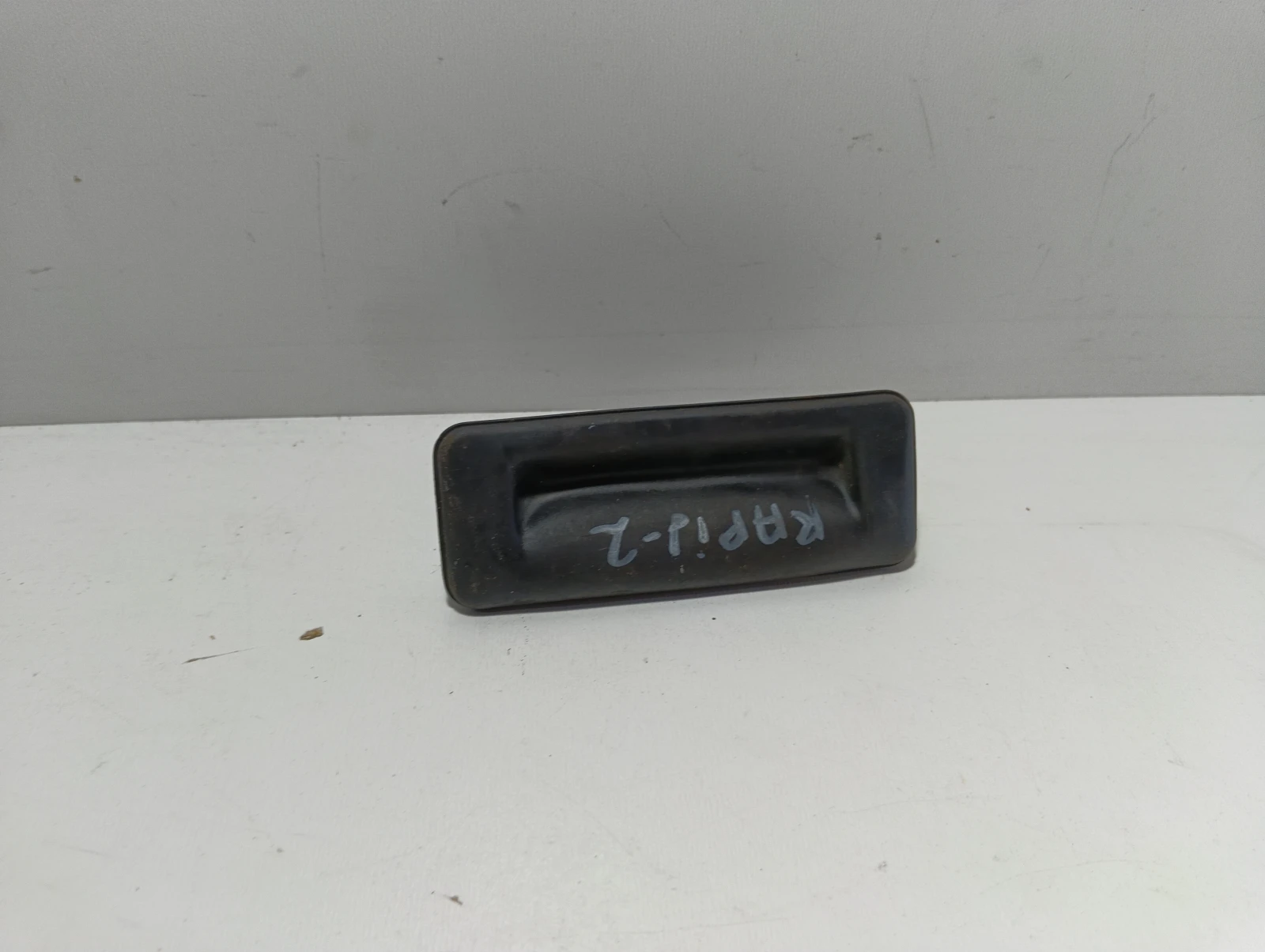 копче дръжка багажник 5E0827566 Skoda Rapid
