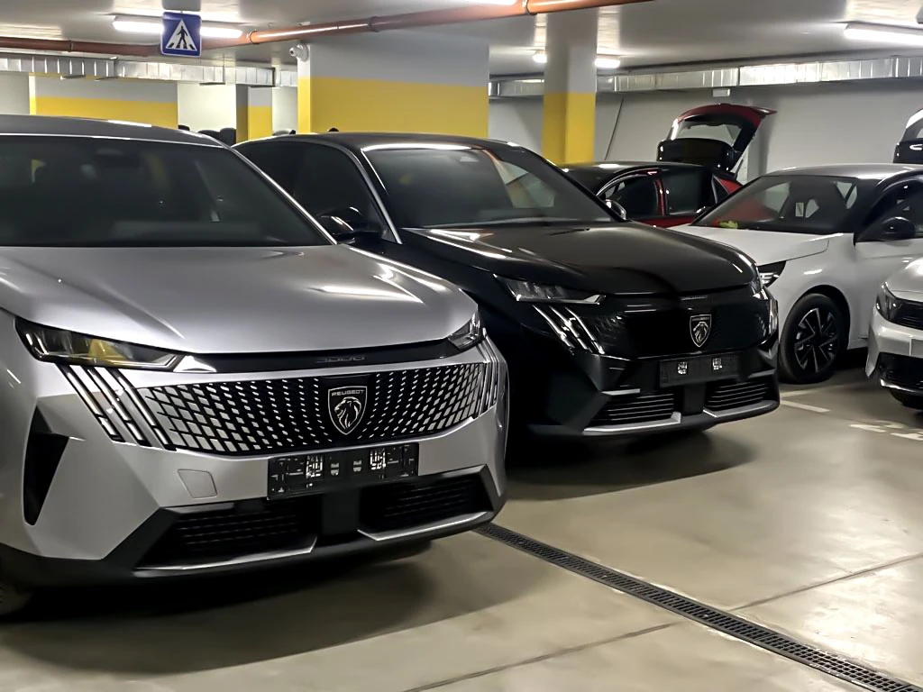 Peugeot 3008 по-големия дисплей, Allure e-DSC Hybrid 145, снимка 2 - Автомобили и джипове - 52251895