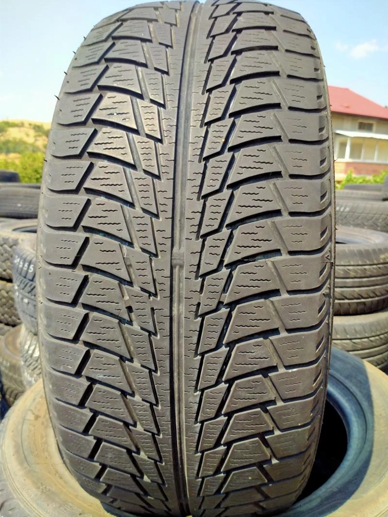 Гуми Зимни 235/55R17, снимка 2 - Гуми и джанти - 33878532