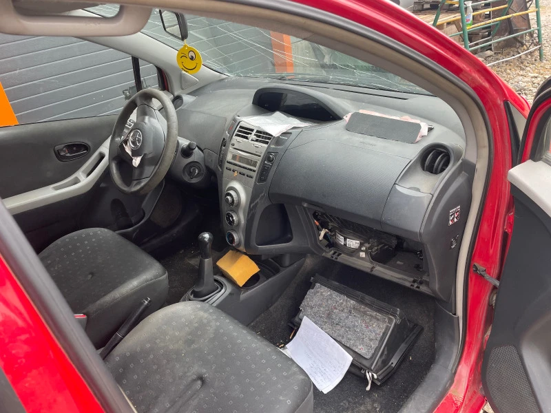 Toyota Yaris 1.3vvti, снимка 7 - Автомобили и джипове - 45090111