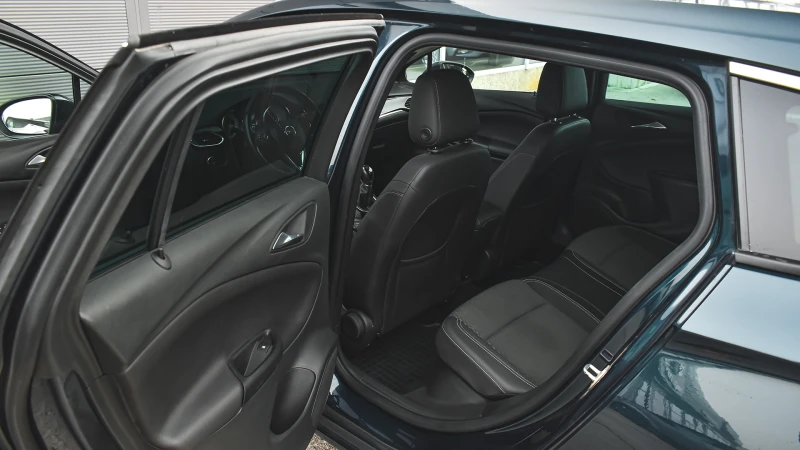 Opel Astra Sports Tourer 1, 6 CDTi Innovation, снимка 9 - Автомобили и джипове - 52478670