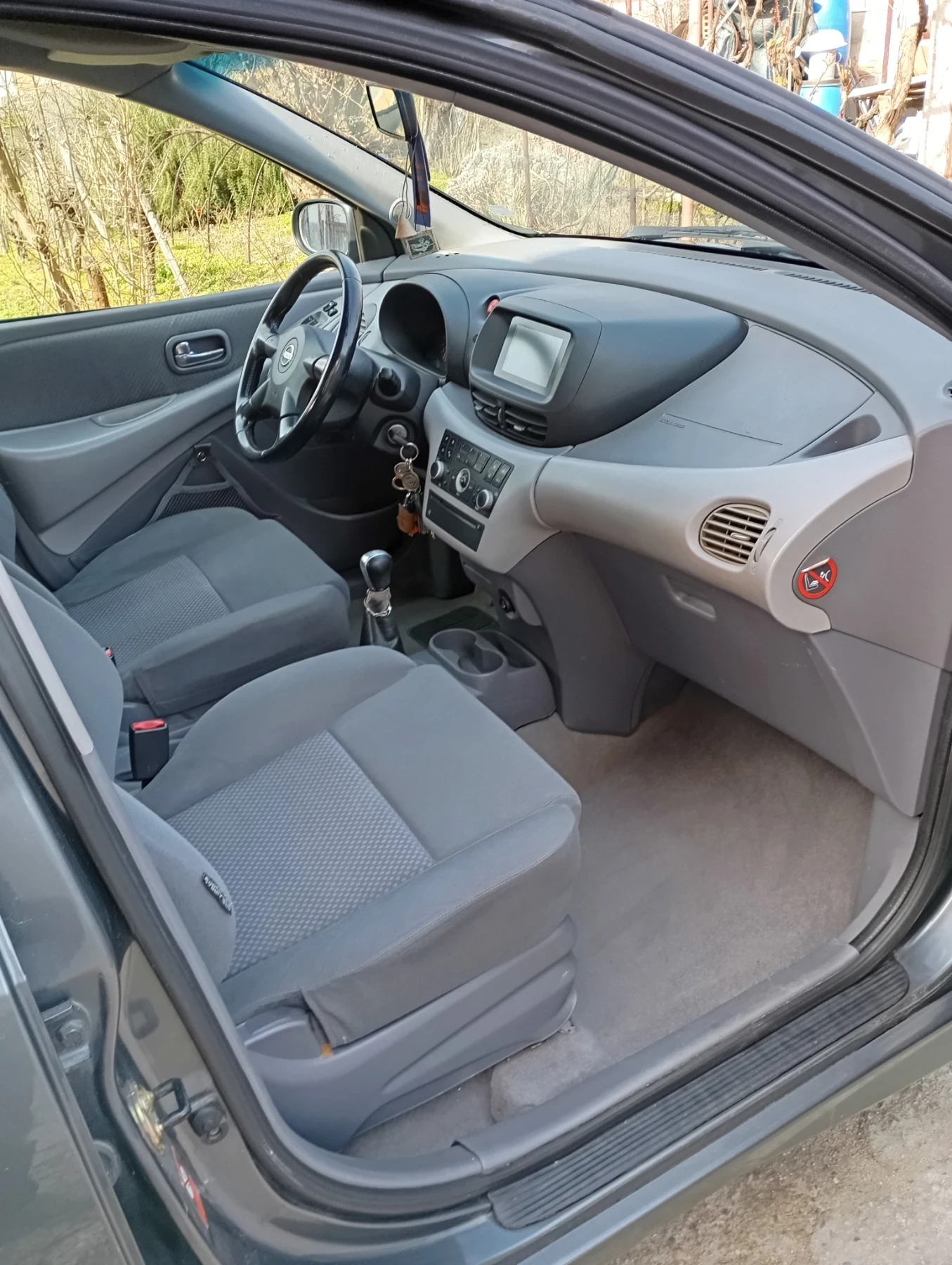 Nissan Almera tino, снимка 9 - Автомобили и джипове - 53706297
