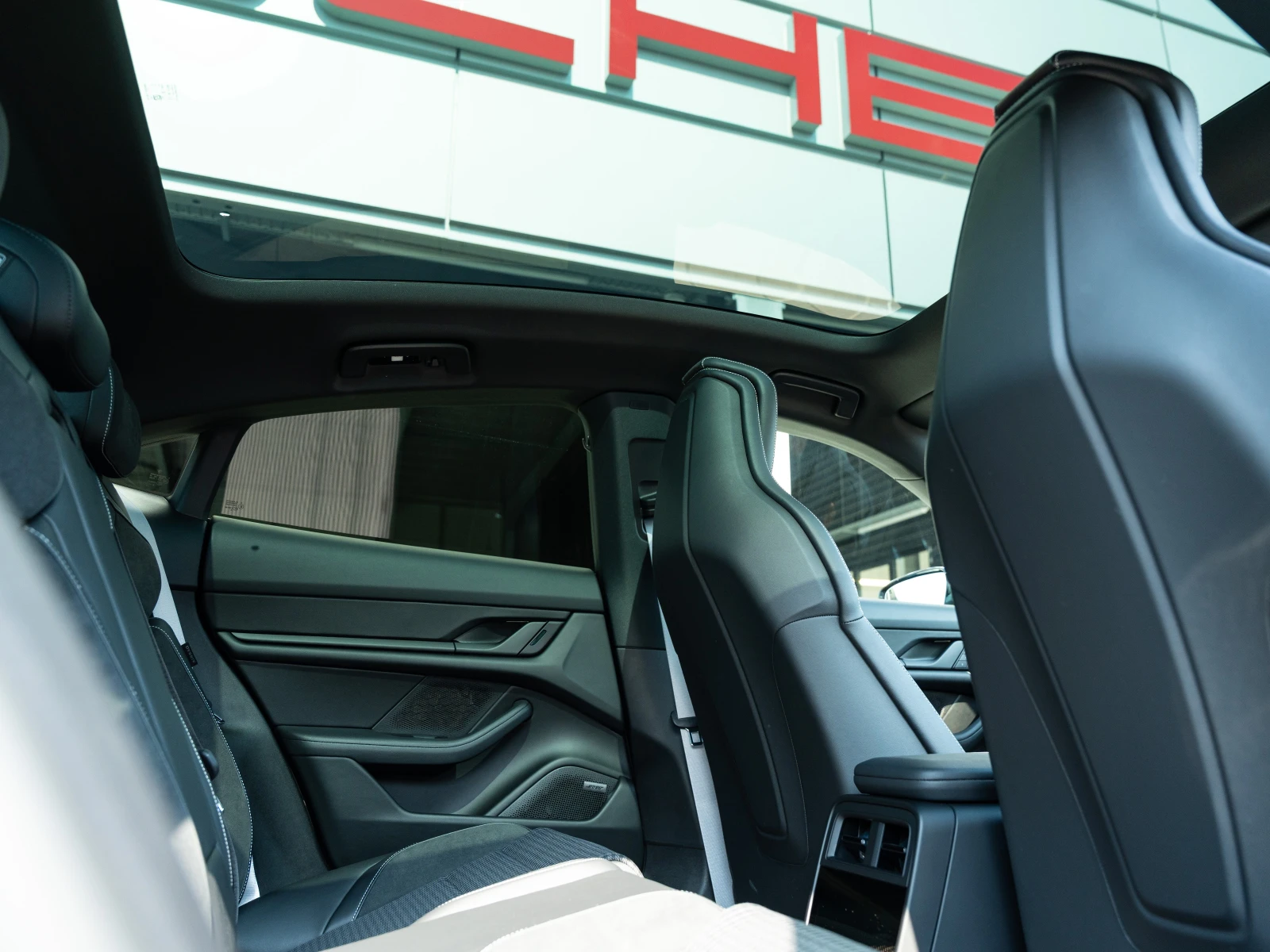 Porsche Taycan 4 Black Edition, снимка 14 - Автомобили и джипове - 55084305