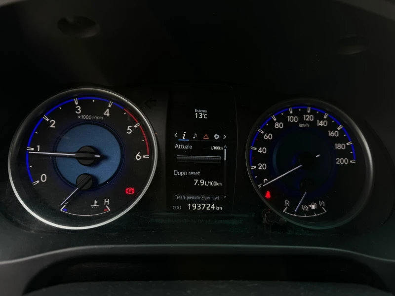 Toyota Hilux 2.4D, снимка 7 - Автомобили и джипове - 51486367