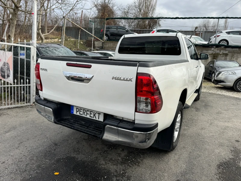 Toyota Hilux 2.4D, снимка 3 - Автомобили и джипове - 51486367