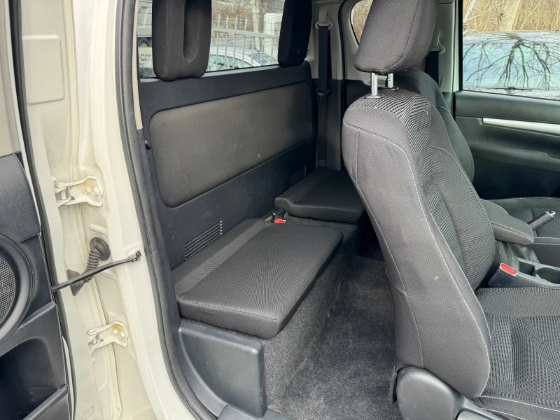 Toyota Hilux 2.4D, снимка 14 - Автомобили и джипове - 51486367