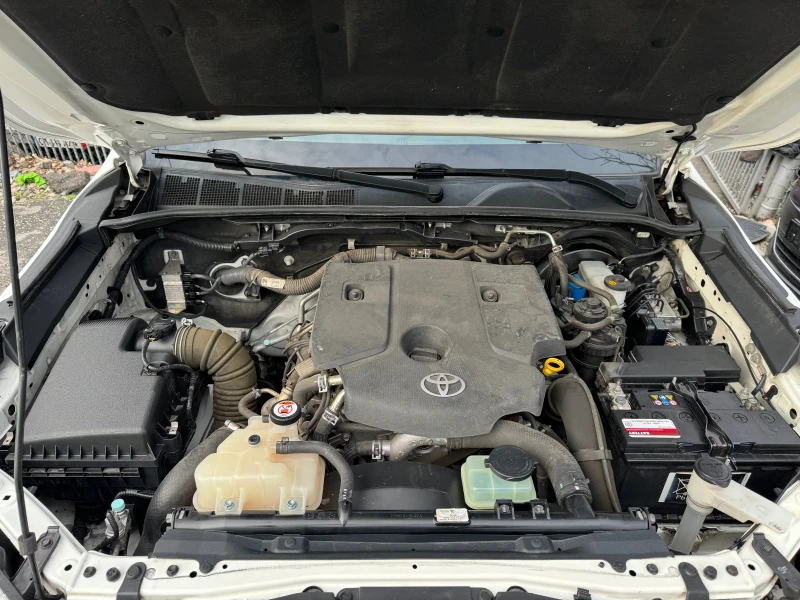Toyota Hilux 2.4D, снимка 17 - Автомобили и джипове - 51486367