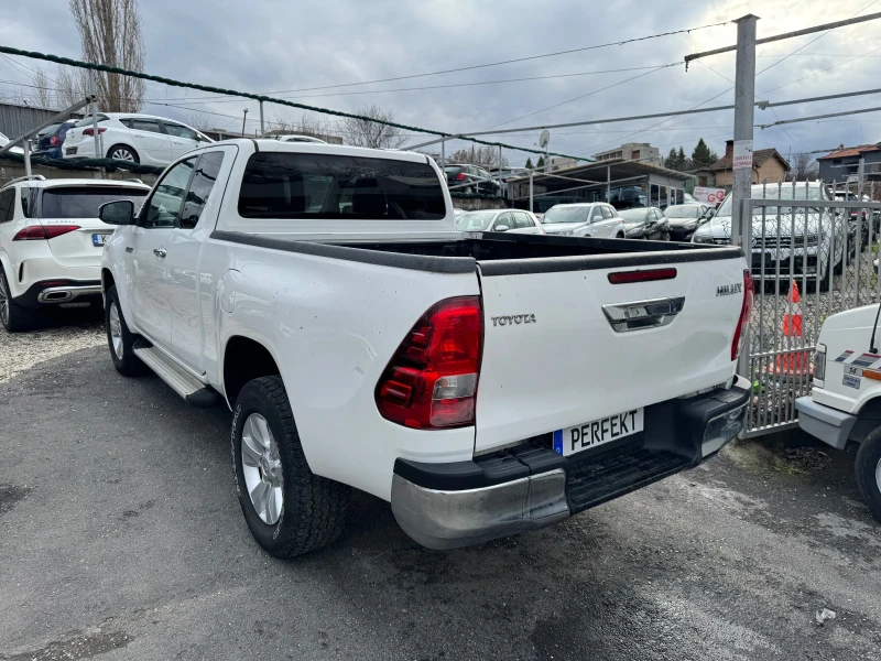 Toyota Hilux 2.4D, снимка 4 - Автомобили и джипове - 51486367