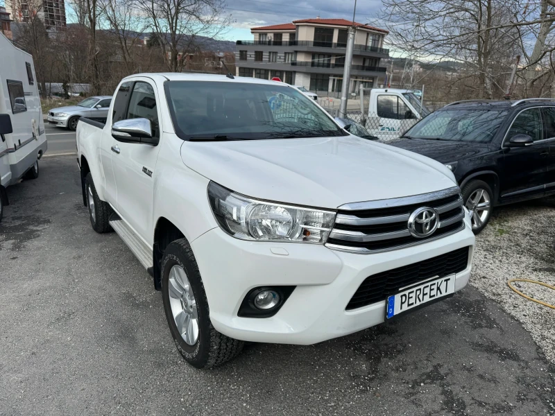 Toyota Hilux 2.4D, снимка 2 - Автомобили и джипове - 51486367