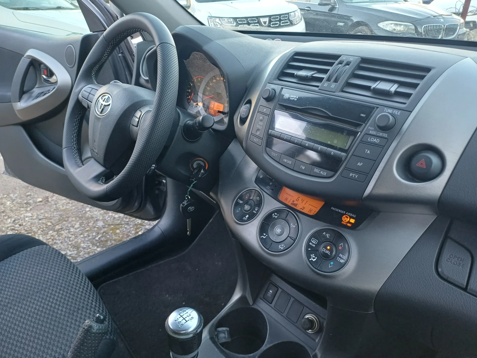 Toyota Rav4 2.2 D4D, снимка 14 - Автомобили и джипове - 53826551