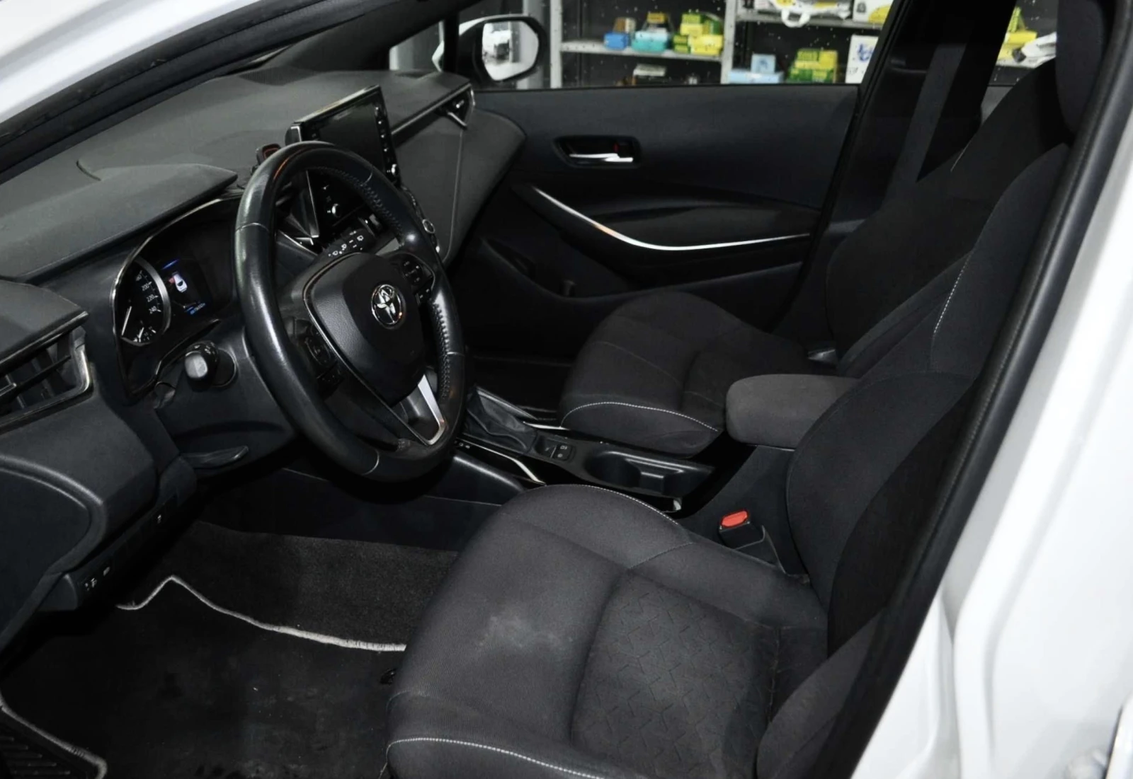 Toyota Corolla  1.8 Business, снимка 8 - Автомобили и джипове - 54041772