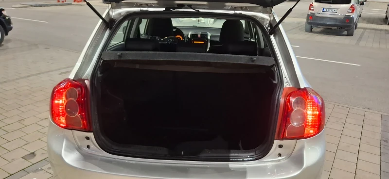 Toyota Auris Лек автомобил, снимка 10 - Автомобили и джипове - 52424501