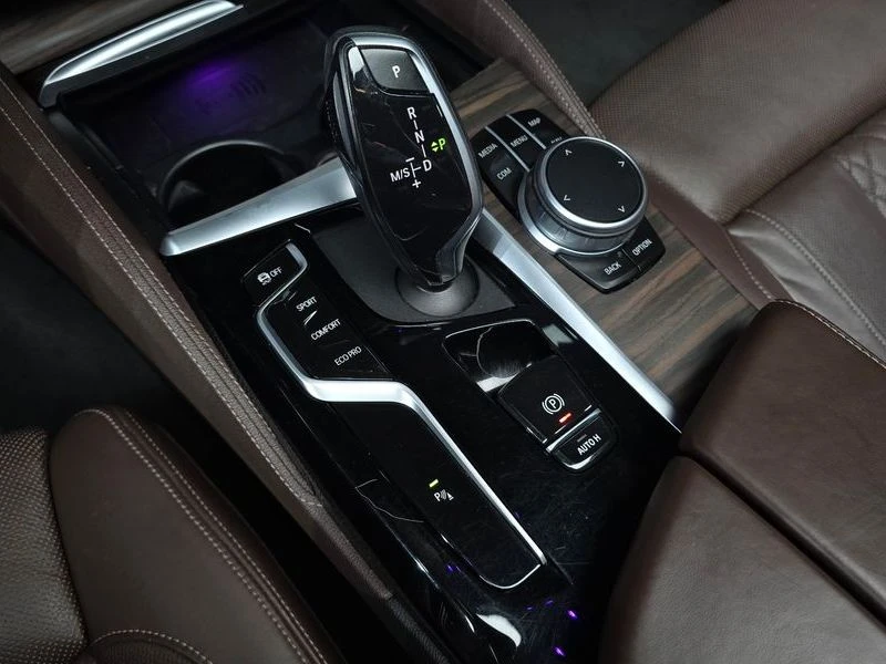 BMW 523 523d M Sport| 190к.с., снимка 9 - Автомобили и джипове - 56159770