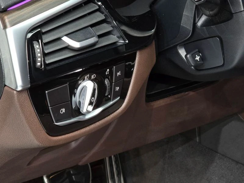 BMW 523 523d M Sport| 190к.с., снимка 15 - Автомобили и джипове - 56159770
