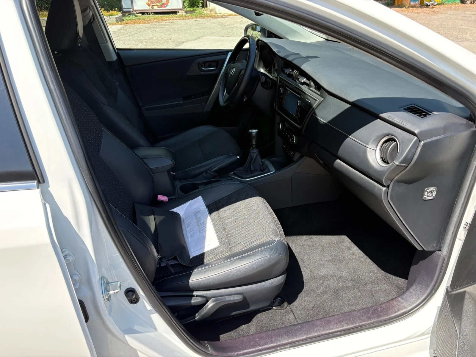 Toyota Auris 2.0 124к.с, снимка 11 - Автомобили и джипове - 55687674