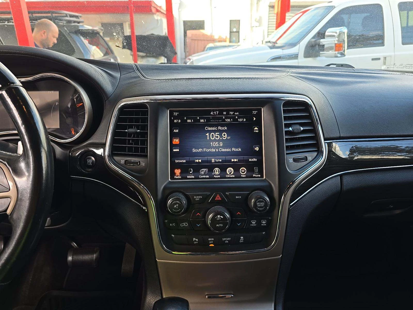 Jeep Grand cherokee 5.7* V8* ПОДГРЕВ* КАМЕРА* КЕЙЛЕС* , снимка 5 - Автомобили и джипове - 53800751