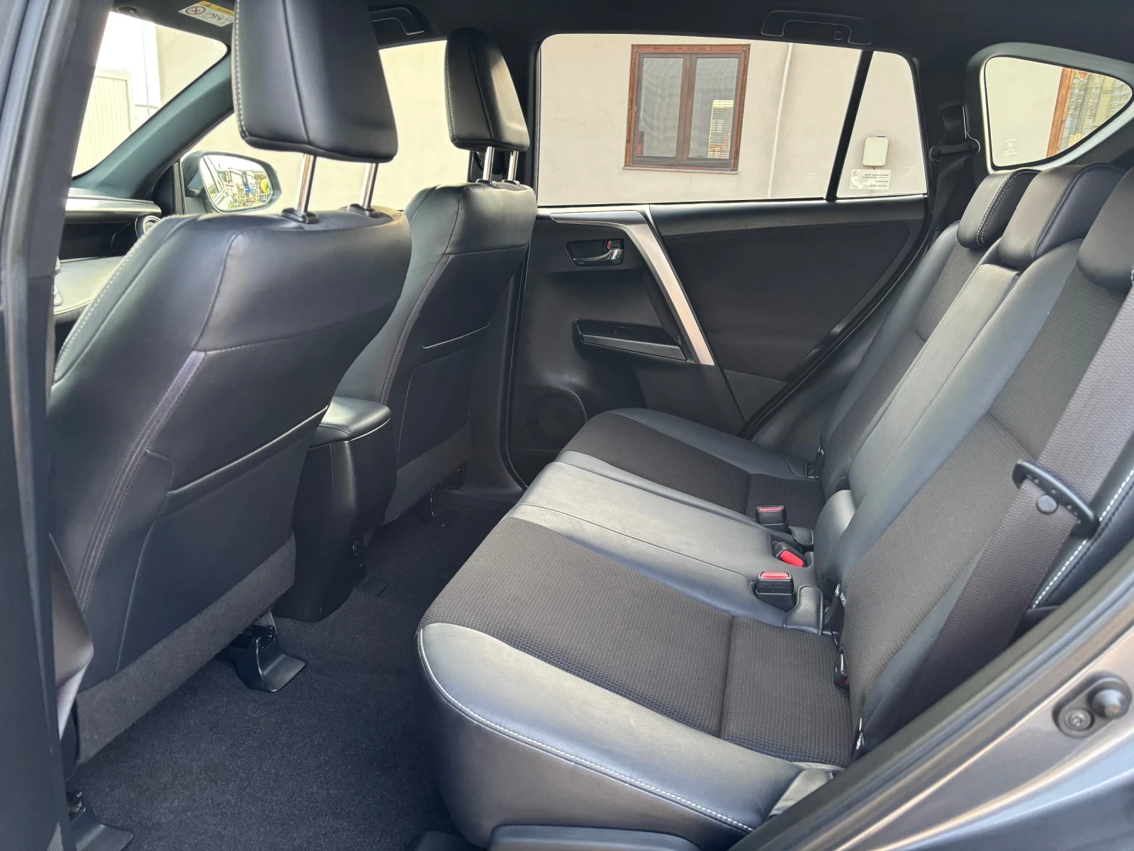 Toyota Rav4 2.0 D4D, снимка 10 - Автомобили и джипове - 53880188