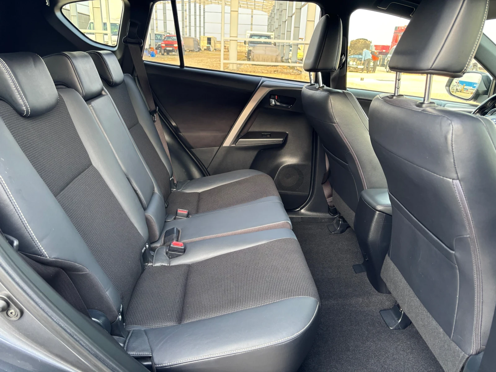 Toyota Rav4 2.0 D4D, снимка 11 - Автомобили и джипове - 53880188