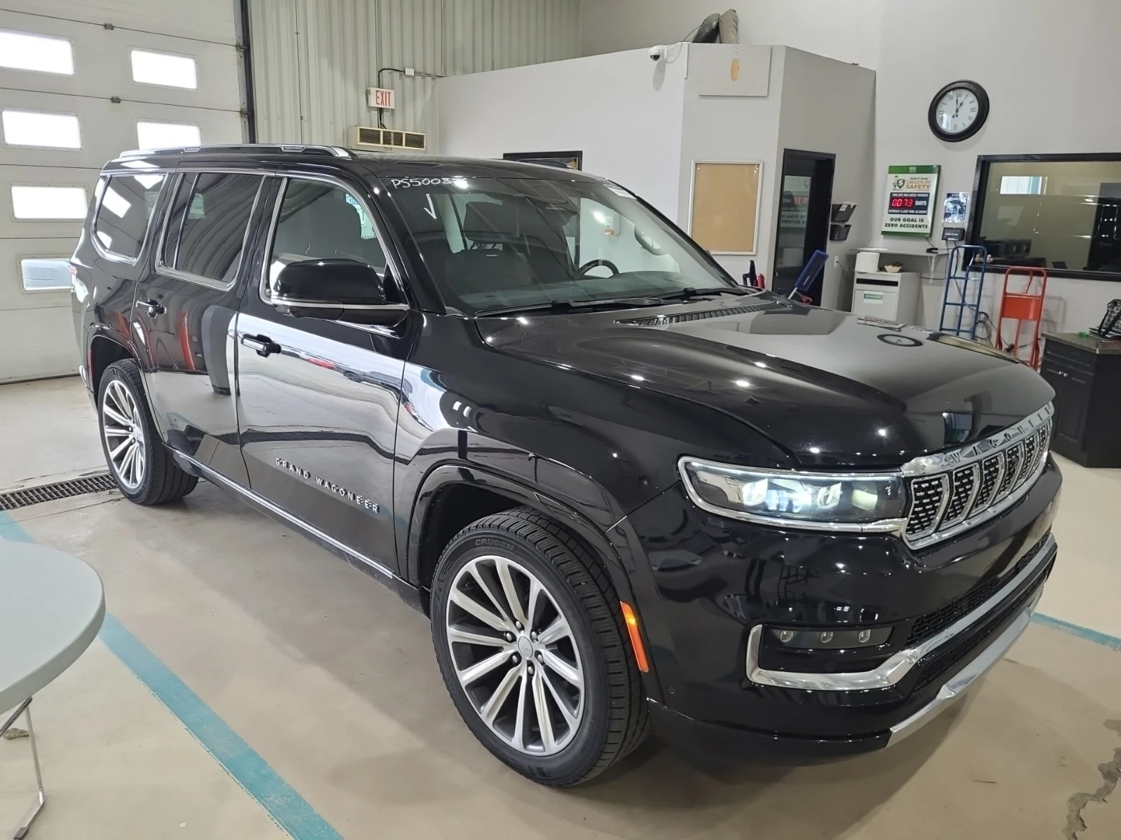 Jeep Grand Wagoneer 6.4 * HeadUp* 7 Места* Без Инцидент* Става на Газ | Auto.bg — изображение 1