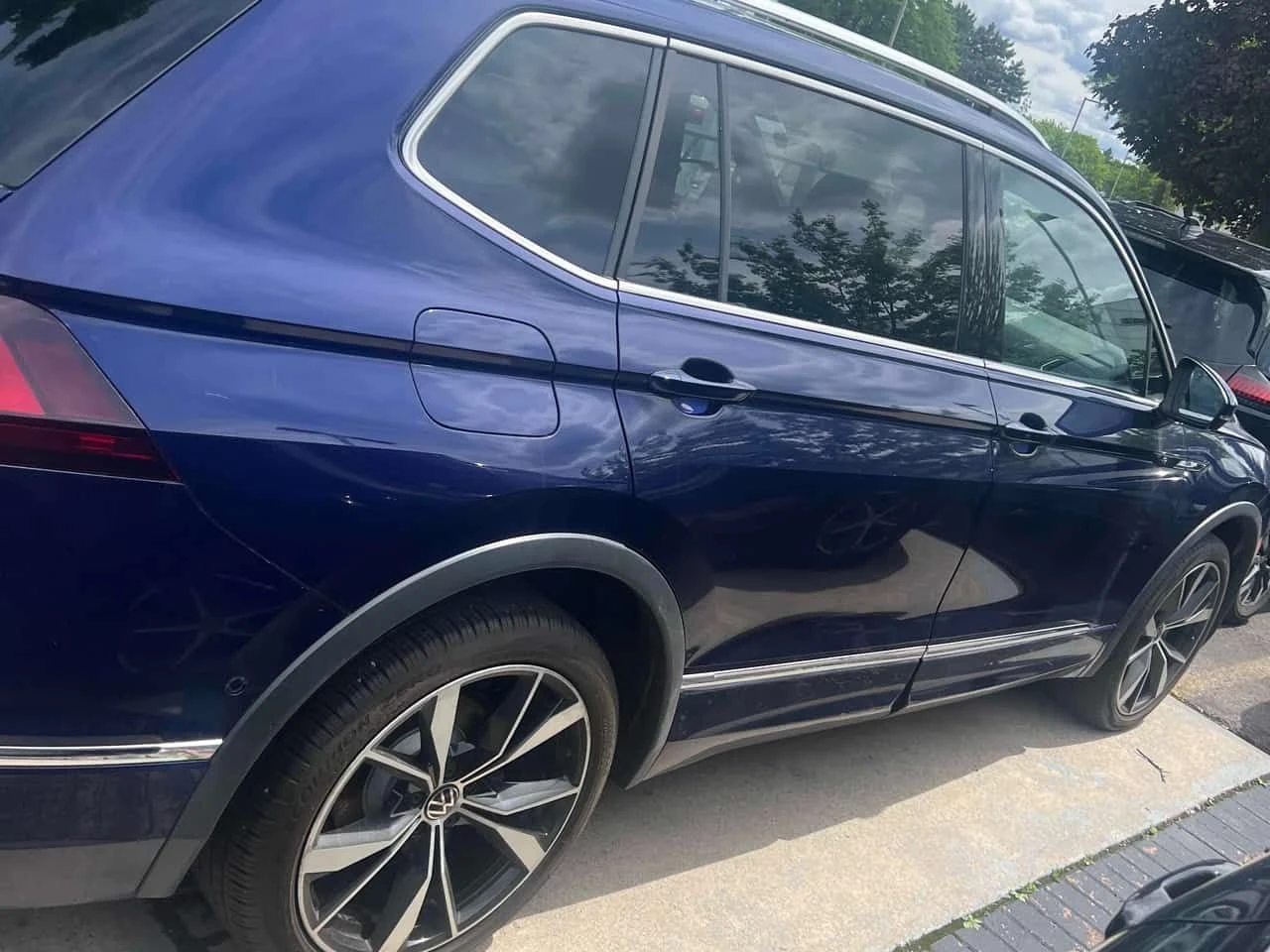 VW Tiguan * Highline R Line* АВТОКРЕДИТ БЕЗ ПЪРВОНАЧАЛНА* , снимка 3 - Автомобили и джипове - 54921893