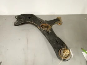 Носач ляв Тойота Рав4 2.2дкат ч