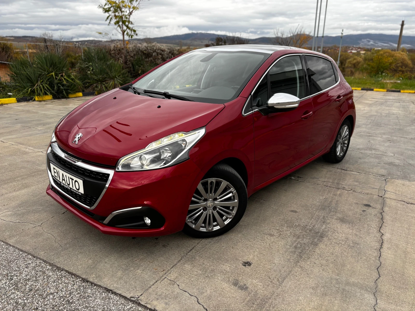 Peugeot 208 1.2 I* АВТОМАТИК* 120 000 КМ* SERVICE BOOK* KTEO* , снимка 1