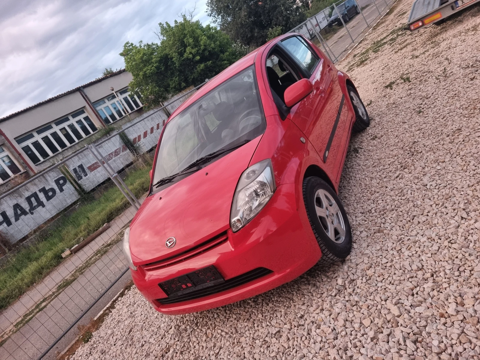 Daihatsu Sirion 1.3iVVTI ESKLUZIVE АУТОМАТ 4Х4, снимка 3 - Автомобили и джипове - 55725724