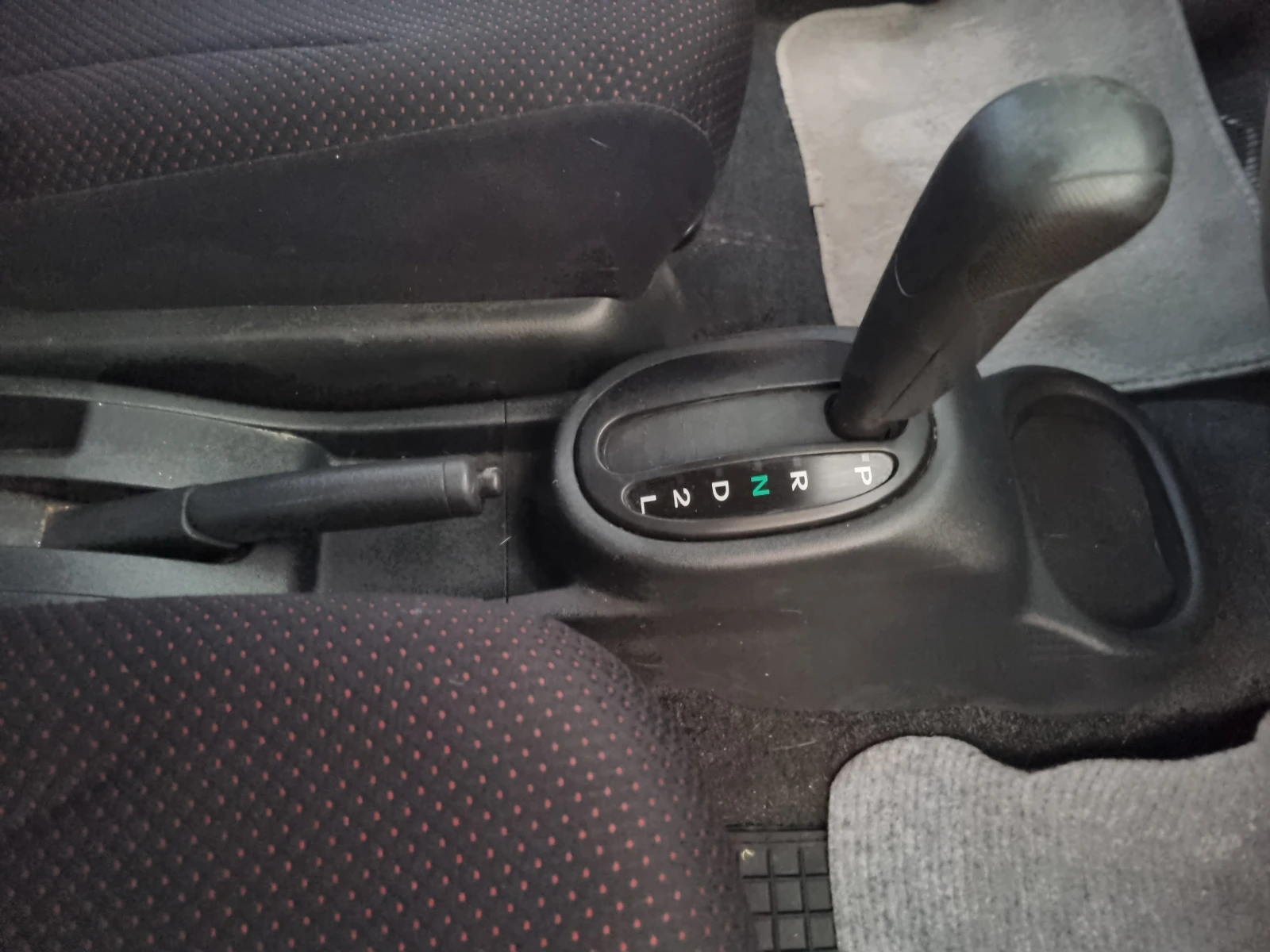 Daihatsu Sirion 1.3iVVTI ESKLUZIVE АУТОМАТ 4Х4, снимка 11 - Автомобили и джипове - 55725724