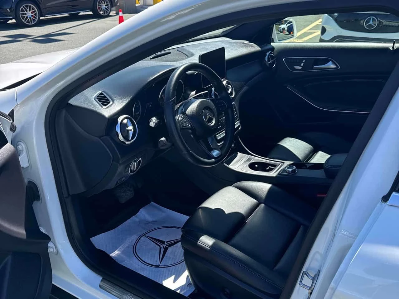Mercedes-Benz GLA 250 4MATIC/360/ПАНОРАМА/ПОДГРЕВИ/OT MERCEDES, снимка 7 - Автомобили и джипове - 54839389