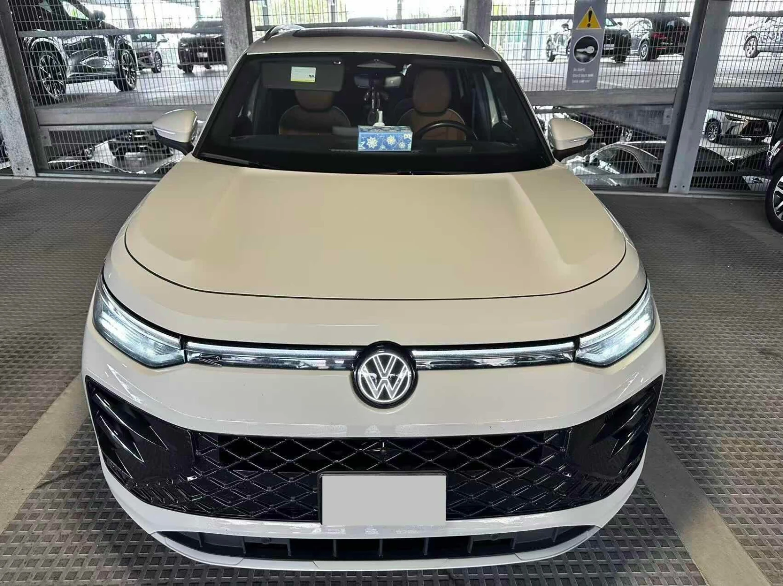 VW Tiguan Highline Turbo R Line | CARFAX | БЕЗ ИНЦИДЕНТИ , снимка 2 - Автомобили и джипове - 56140790