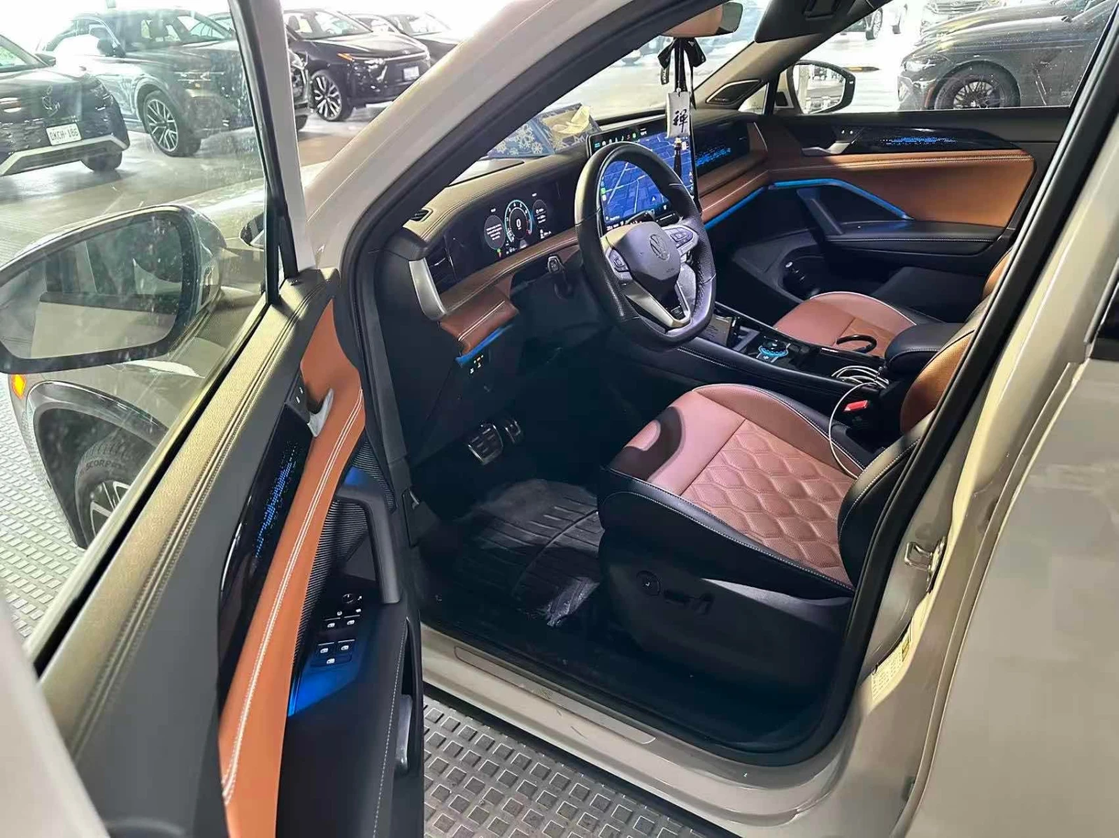 VW Tiguan Highline Turbo R Line | CARFAX | БЕЗ ИНЦИДЕНТИ , снимка 7 - Автомобили и джипове - 56140790