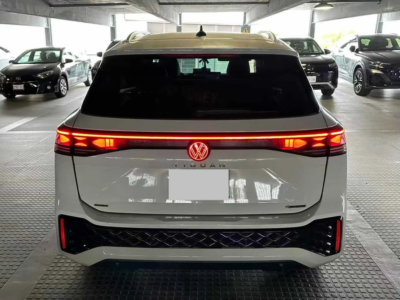 VW Tiguan Highline Turbo R Line | CARFAX | БЕЗ ИНЦИДЕНТИ , снимка 5 - Автомобили и джипове - 56140790