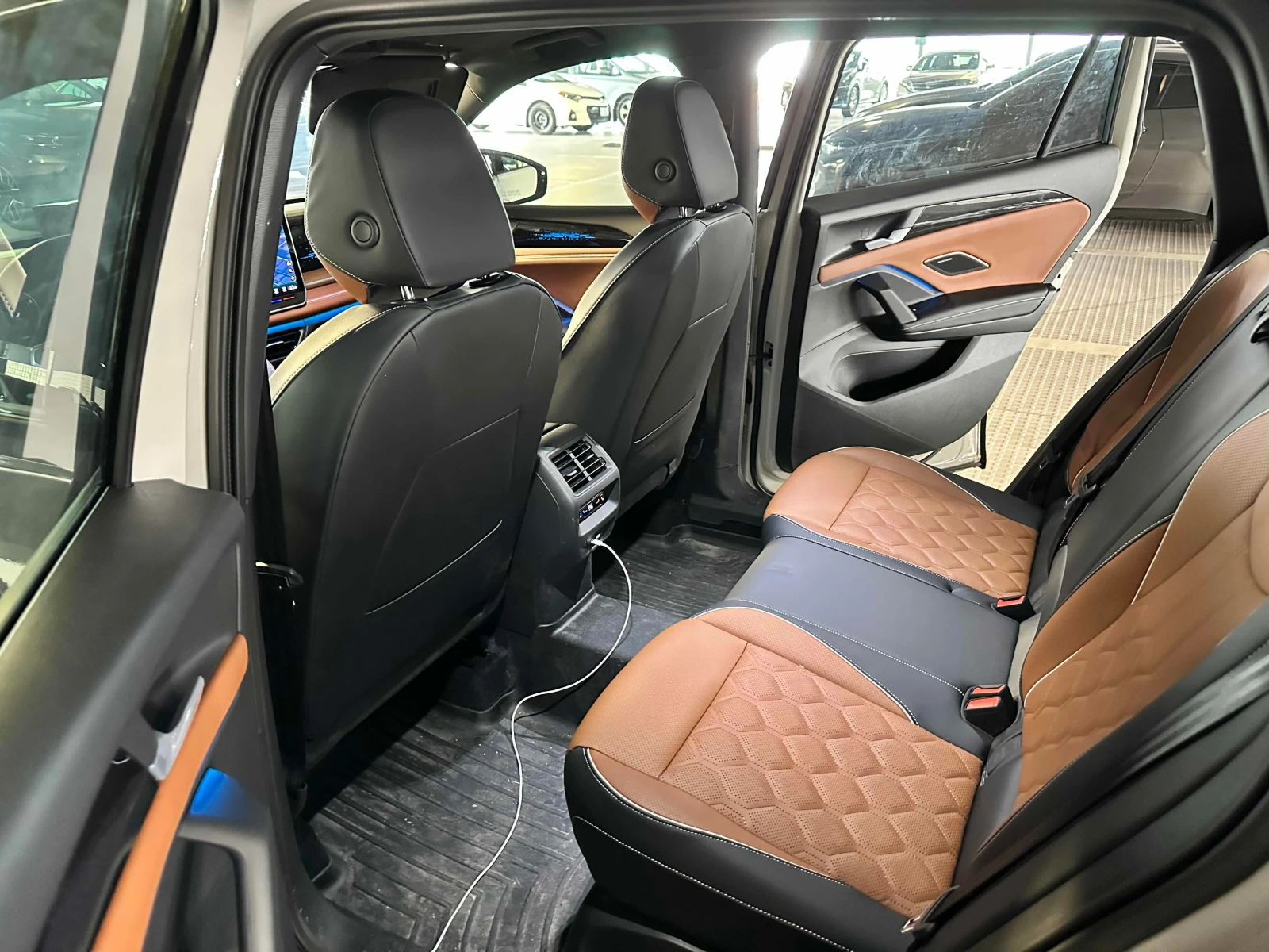 VW Tiguan Highline Turbo R Line | CARFAX | БЕЗ ИНЦИДЕНТИ , снимка 12 - Автомобили и джипове - 56140790
