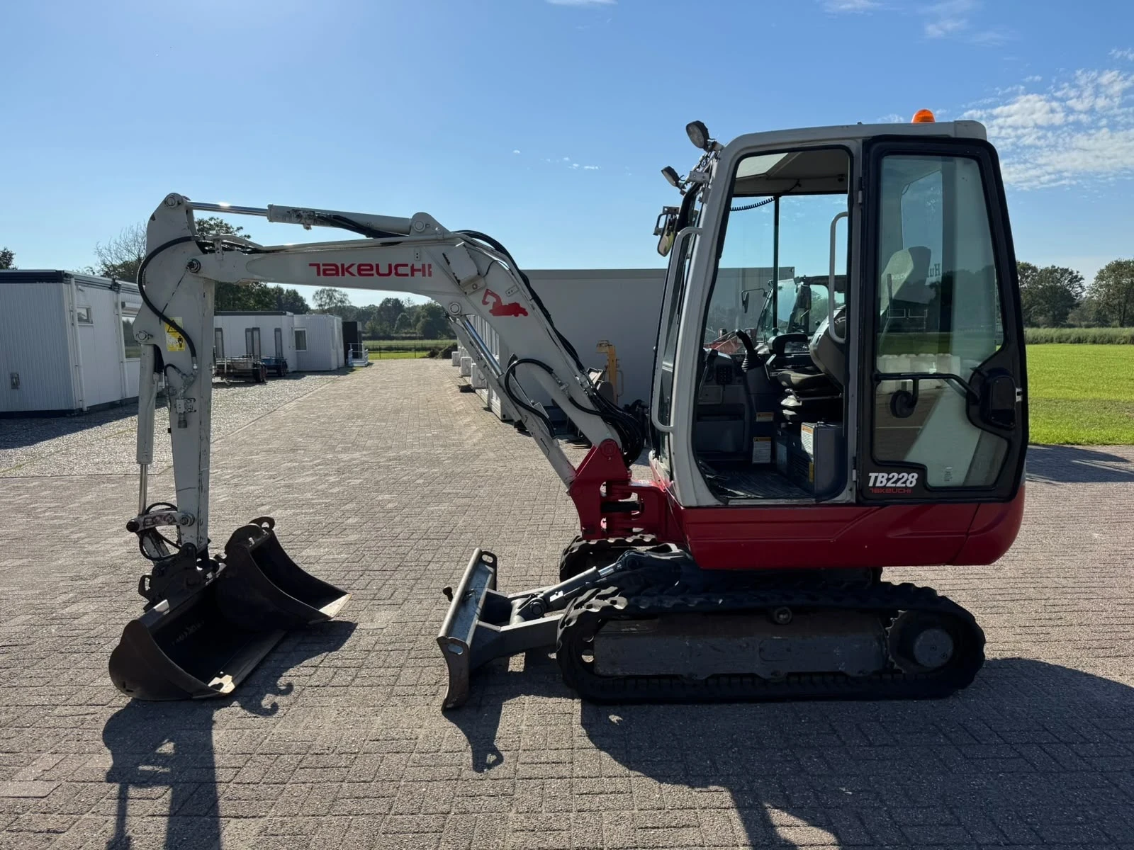 Багер Takeuchi TB228, снимка 2 - Индустриална техника - 56401049
