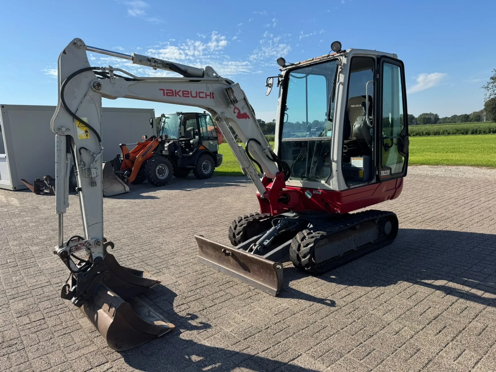 Багер Takeuchi TB228