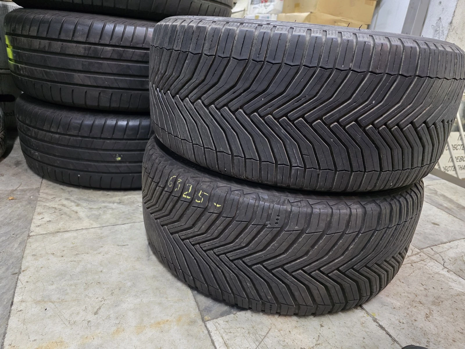 Гуми Всесезонни 235/40R18, снимка 5 - Гуми и джанти - 56664362