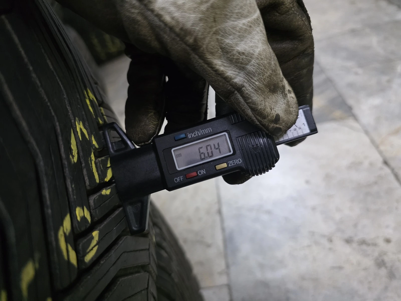 Гуми Всесезонни 235/40R18, снимка 6 - Гуми и джанти - 56664362