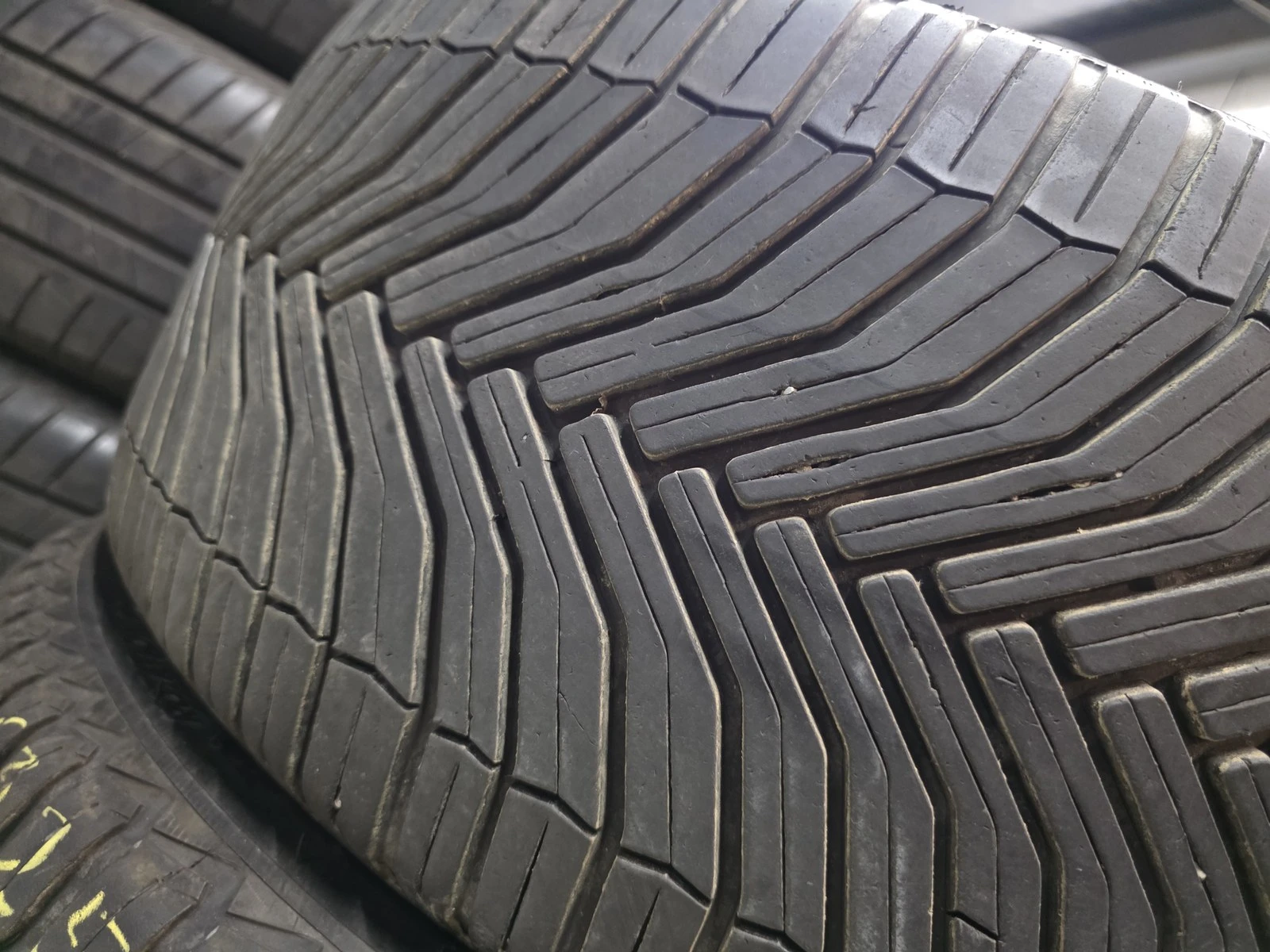 Гуми Всесезонни 235/40R18, снимка 3 - Гуми и джанти - 56664362
