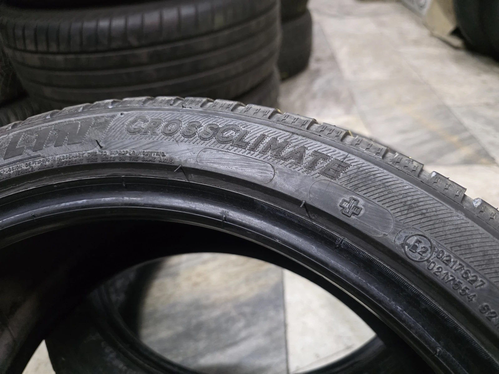 Гуми Всесезонни 235/40R18, снимка 8 - Гуми и джанти - 56664362