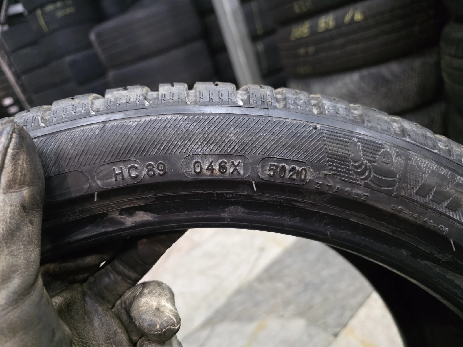Гуми Всесезонни 235/40R18, снимка 9 - Гуми и джанти - 56664362