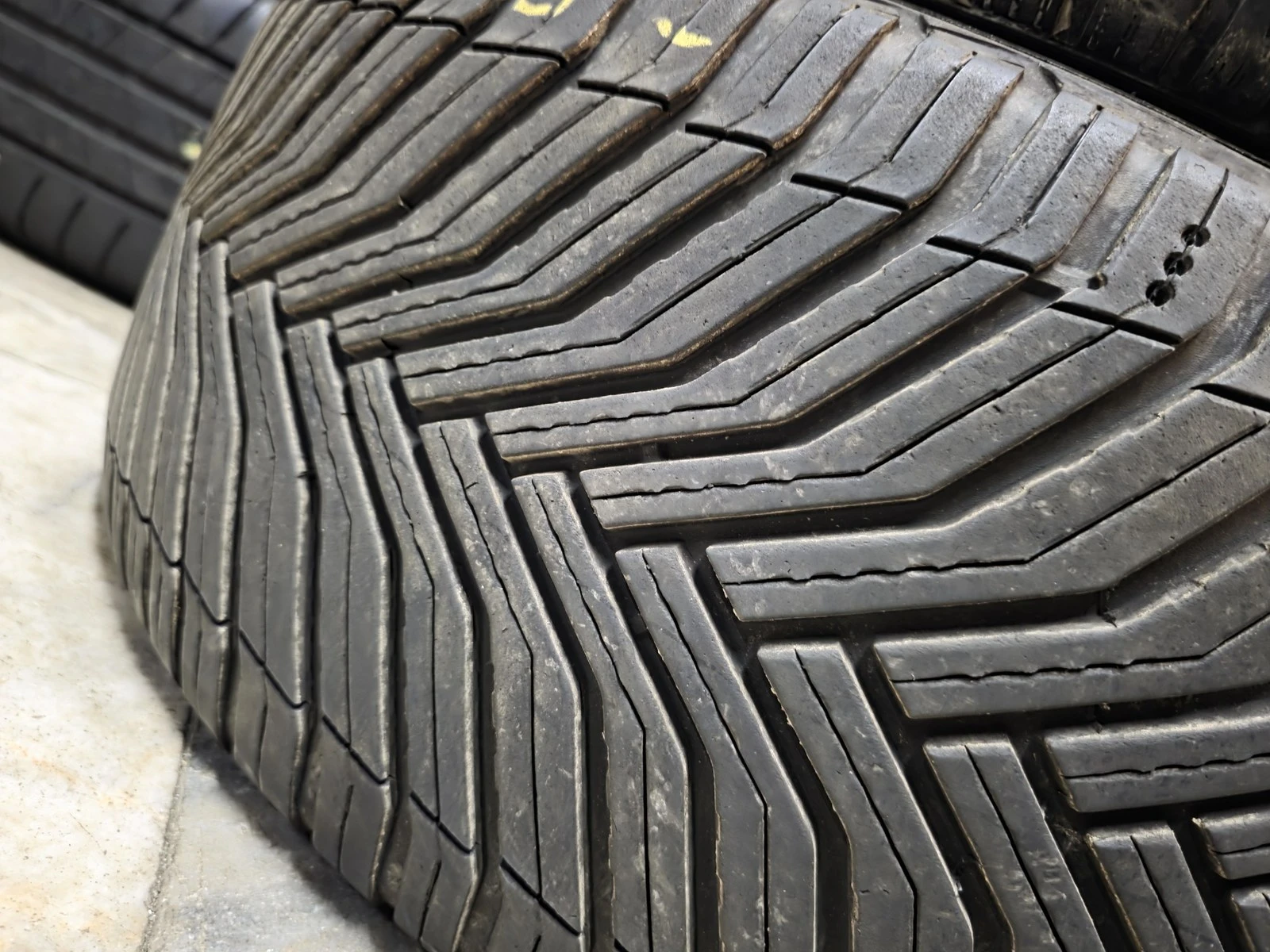 Гуми Всесезонни 235/40R18, снимка 4 - Гуми и джанти - 56664362
