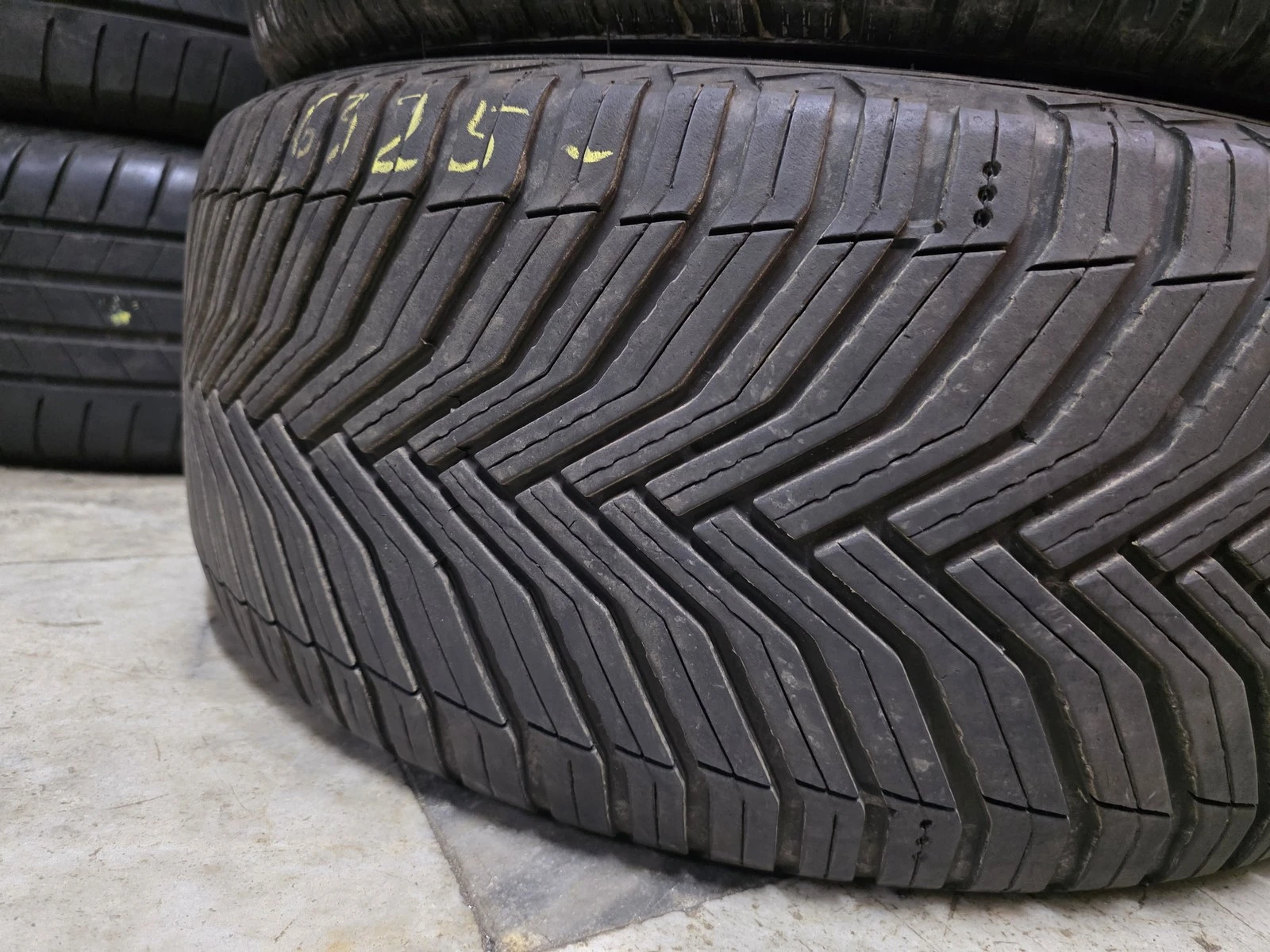 Гуми Всесезонни 235/40R18, снимка 2 - Гуми и джанти - 56664362