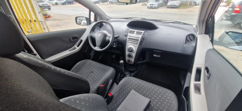 Toyota Yaris 1.3 VVTI, снимка 6 - Автомобили и джипове - 47157832