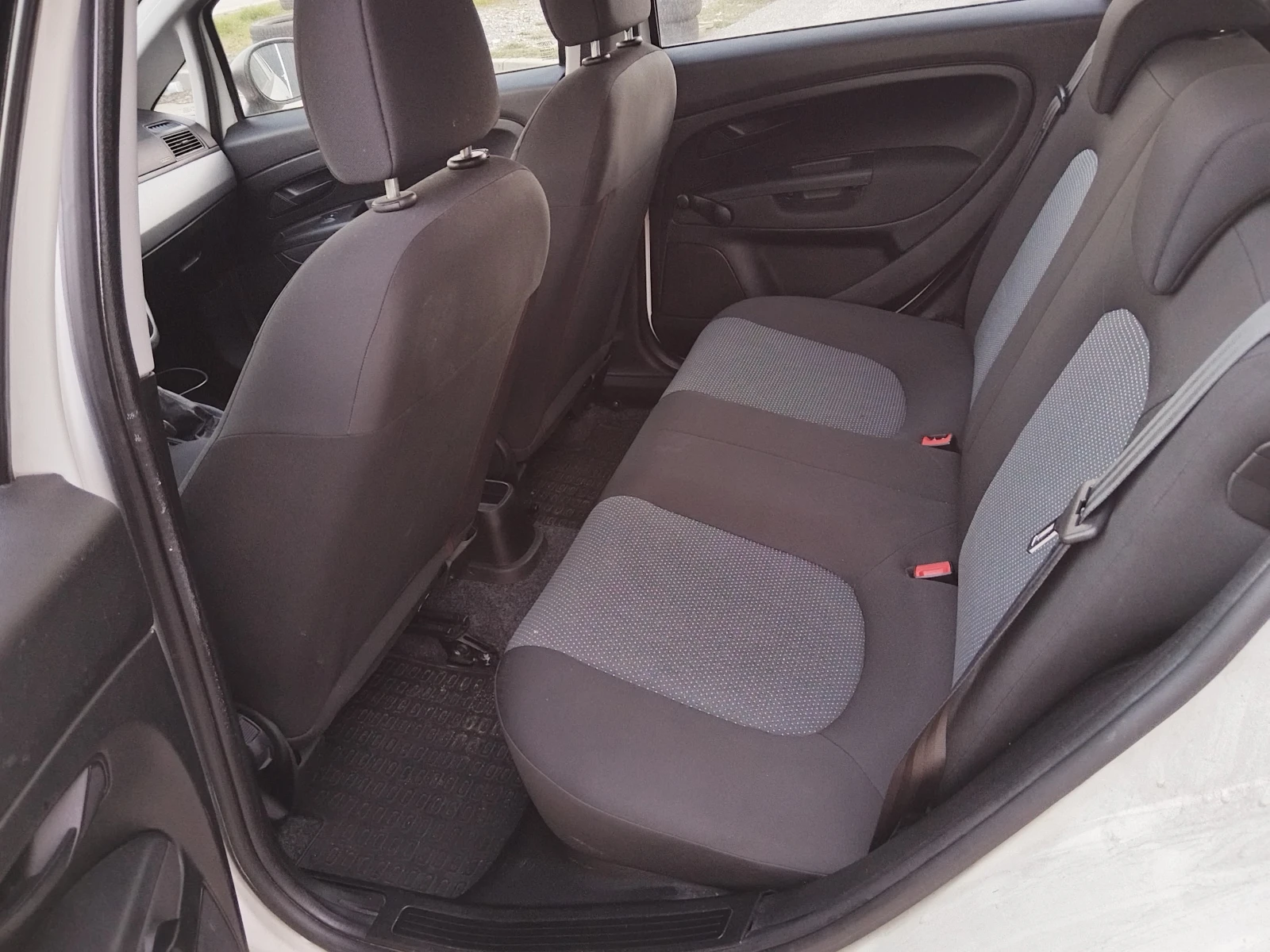 Fiat Punto 1.2i 112000km., снимка 15 - Автомобили и джипове - 53879790