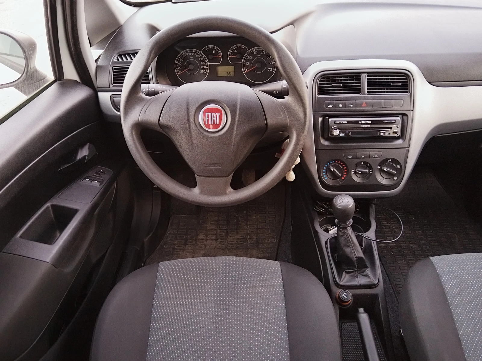 Fiat Punto 1.2i 112000km., снимка 12 - Автомобили и джипове - 53879790
