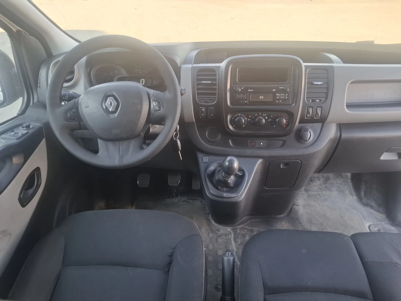Renault Trafic 5+ 1* ТОВАРОПЪТНИЧЕСКИ* 1.6dci* 125кс* , снимка 13 - Бусове и автобуси - 55089467