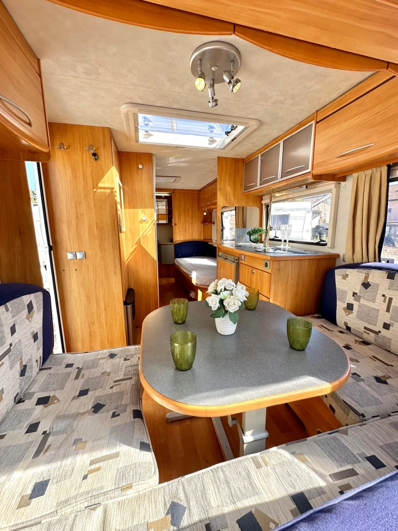 Каравана Adria Adora / НОВ ВНОС / ГОЛЯМА БАНЯ И WC / ФОРСЕЛТ /, снимка 6 - Каравани и кемпери - 52752337